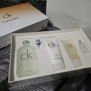Calvin Klein CK One Fragrance Gift Set - Pale Green & Cream